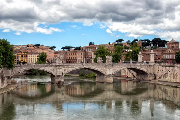 Рим с видом на мост Святого Ангела — стоковое фото