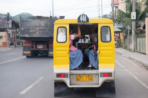 Cebu - Filipinler - Ocak, 7 2013 - şehir sokak trafik sıkışık. — Stok fotoğraf