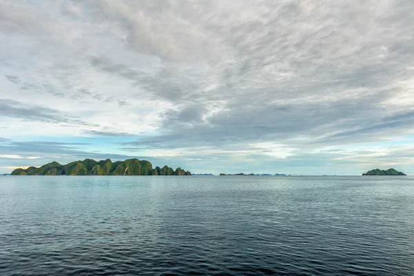 Raja ampat papua Indonésie obrovské panorama krajiny — Stock fotografie