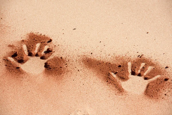 Forma de la mano del suelo rojo en la arena como estilo de arte aborigen — Foto de Stock
