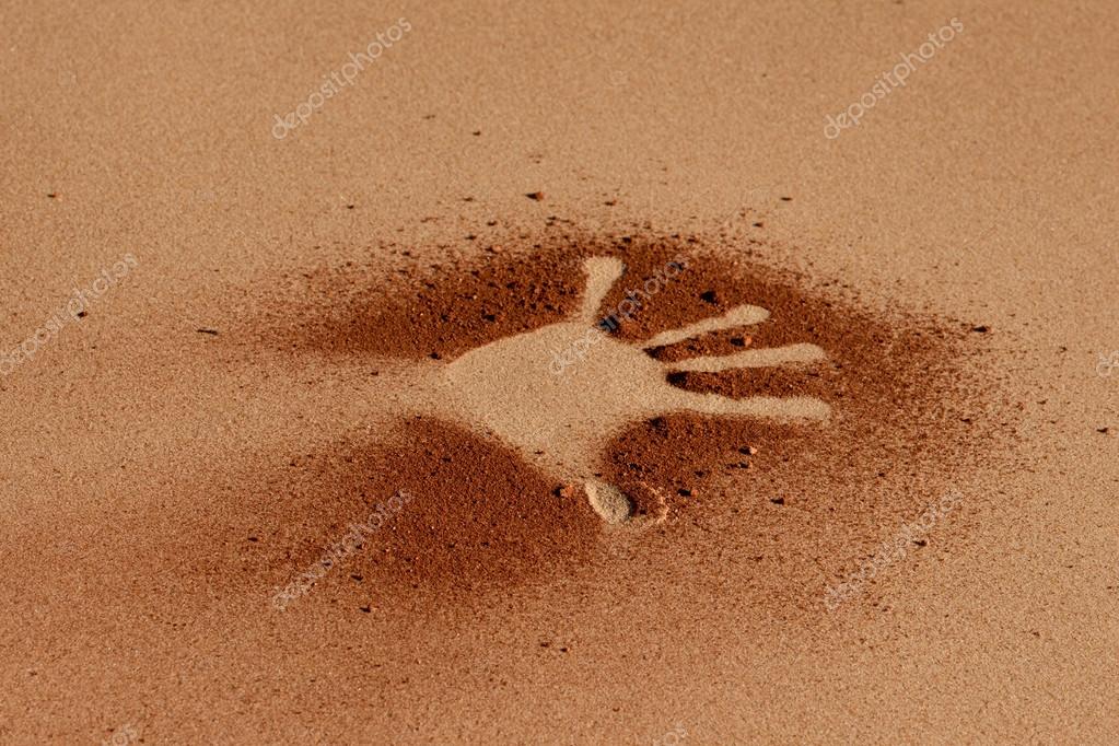 Forme De Main De Terre Rouge Sur Le Sable Comme Style De L