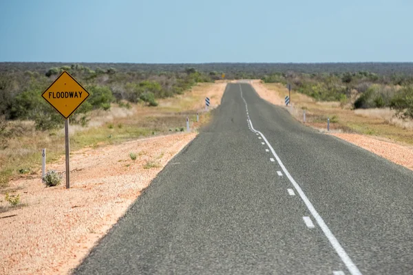 Inundação sinal Oeste Austrália Deserto estrada interminável — Fotografia de Stock