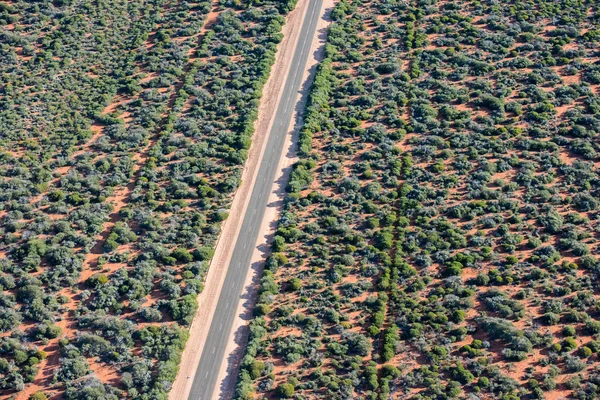 Luftaufnahme der westaustralischen Wüste endlose Straße — Stockfoto