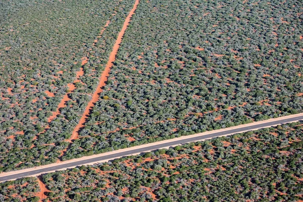 Вид с воздуха на бесконечную дорогу пустыни Западной Австралии — стоковое фото