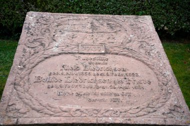 St. Severin Almanya 'daki eski kilise. Eski mezar taşları mezarlığı.