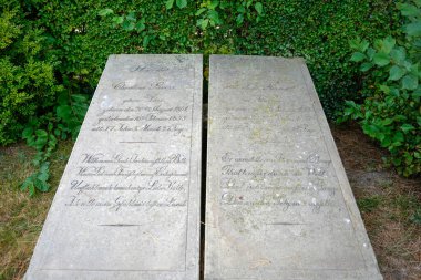 St. Severin Almanya 'daki eski kilise. Eski mezar taşları mezarlığı.