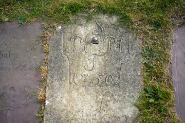 St. Severin Almanya 'daki eski kilise. Eski mezar taşları mezarlığı.