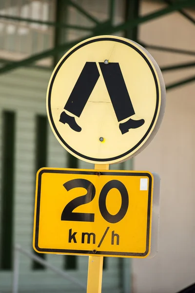 20 km snelheidslimiet teken voetgangersgebied — Stockfoto