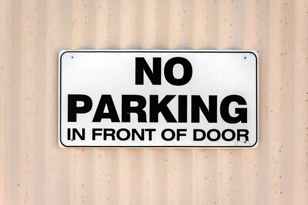 Geen parkeren voor de deur teken — Stockfoto
