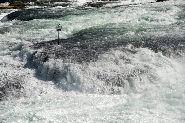 Rýnské vodopády ve Švýcarsku detail — Stock fotografie