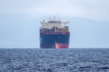 Büyük konteynır gemisi Akdeniz 'in ön tarafını görüyor.