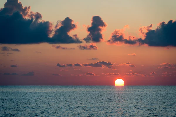 Pôr do sol dourado e nublado nas maldivas — Fotografia de Stock