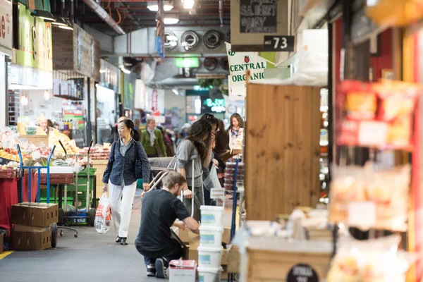 ADELAIDE, AUSTRÁLIA - SETEMBRO 1, 2015 - Pessoas que compram na cidade famosa mercado fresco — Fotografia de Stock