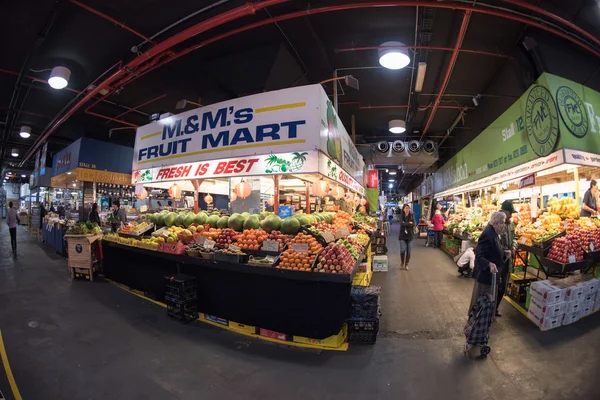 ADELAIDE, AUSTRALIA - SEPTEMBER 1, 2015 - People buying at famous town fresh market — Stock Photo, Image