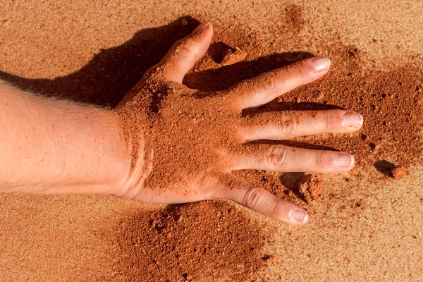 Forma vermelha da mão do solo na areia como estilo de arte aborígene — Fotografia de Stock