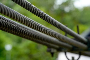 Amazon Puerto Narino Kolombiya 'daki paslanmış demir köprü kabloları.