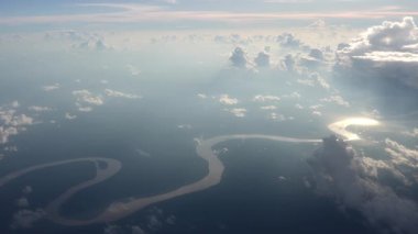 Amazon nehri hava sahasında güneş batarken uçak penceresinden geniş bir manzara.
