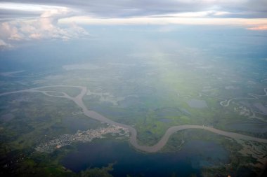 Gün batımında Amazon nehri hava manzarası.