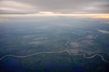 Gün batımında Amazon nehri hava manzarası.