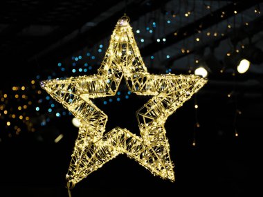 Altın yıldızlı Noel ağacı ışıkları yanıp sönüyor.