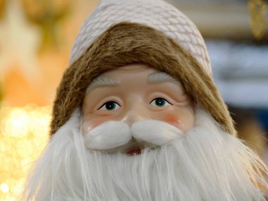 Altın rengi Noel Baba Noel Baba süslemesi.