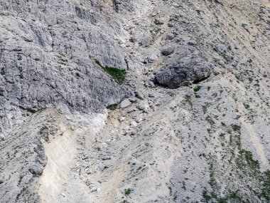 Dolomites dağlarındaki bir Moraine kayaları detaylandırır.