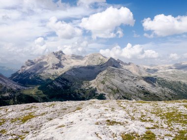 Dolomitlerin tepeleri, yaz mevsiminde Col Bechei 'den manzaralı Fanes panoraması.