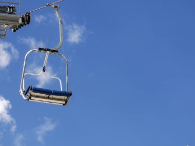 Dolomitlerle dolu bir asansör, yaz sezonu.