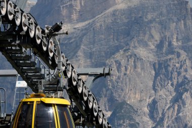 Dolomitler halinde teleferik kaldırma.