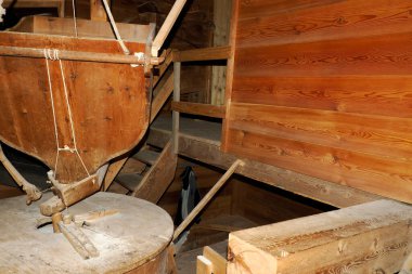 Dolomit dağlarındaki Antik Su Değirmeni. Buğdayların düşüşünün detayları.