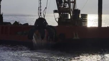 Kıyıya yakın deniz dibini tarayan vinçli bir tarama.