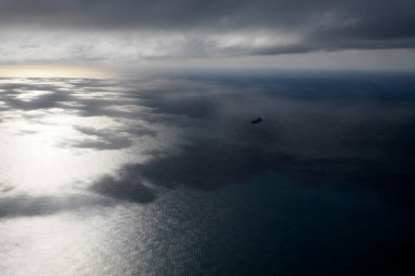 Gün batımından itibaren uçak penceresinden büyük bir gemi konteynırı görüntüsü