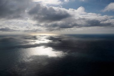 Gün batımından itibaren uçak penceresinden büyük bir gemi konteynırı görüntüsü