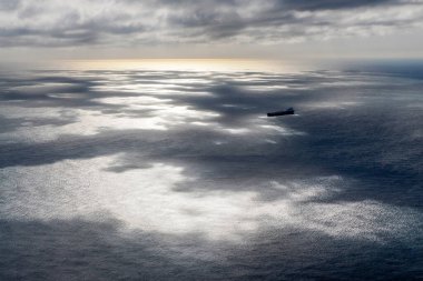 Gün batımından itibaren uçak penceresinden büyük bir gemi konteynırı görüntüsü