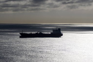 Gün batımından itibaren uçak penceresinden büyük bir gemi konteynırı görüntüsü