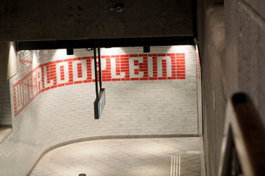 Waterlooplein yeraltı istasyon girişi Amsterdam 'daki kasaba binalarının detayları.