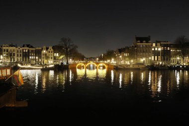 Köprü. Eski kasaba binaları. Detaylı görüntü gece yarısı.