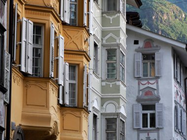 Güney Tyrol 'daki Bressanone Ortaçağ Köyü, İtalya' daki eski binalar