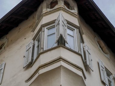 Güney Tyrol 'daki Bressanone Ortaçağ Köyü, İtalya' daki eski binalar