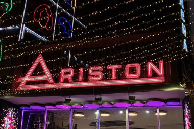 SANREMO, İtalya - 20 Aralık 2025 - Ariston tiyatrosu, Sanremo 'nun ünlü şarkı yarışması festivaline ev sahipliği yapıyor.