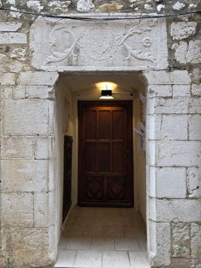 Saint Paul de Vence Ortaçağ köyündeki eski bir kapı müfrezesi.