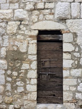 Saint Paul de Vence Ortaçağ köyündeki eski bir kapı müfrezesi.