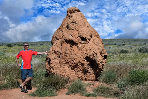 L'uomo vicino a un gigantesco nido di termiti termitarie in Australia — Foto Stock