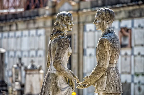 Young lovers while smiling marble statue — Stock Photo, Image