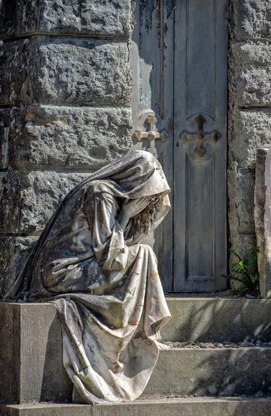 Widow while crying marble statue outside a tomb — Stock Photo, Image