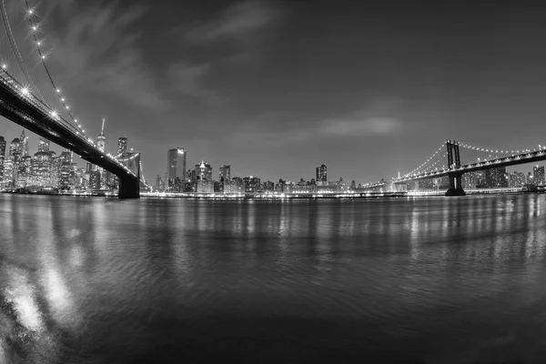 Нью-Йорк Манхэттенский мост ночью вид из Бруклина в ч & б — стоковое фото