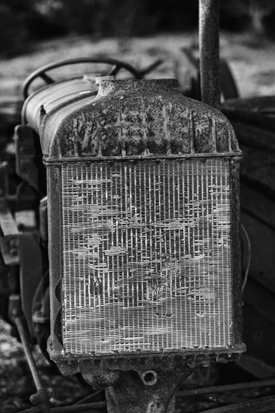 Starý zrezivělý starožitný traktor detaily v černé a bílé — Stock fotografie