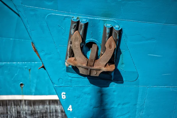 Zardzewiałe chropowaty kotwicy na statku rybackiego niebieski — Zdjęcie stockowe