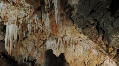 Karst mağaralarının içinde suyla oyulmuş sarkıtlar ve dikitler.