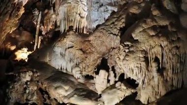 Karst mağaralarının içinde suyla oyulmuş sarkıtlar ve dikitler.